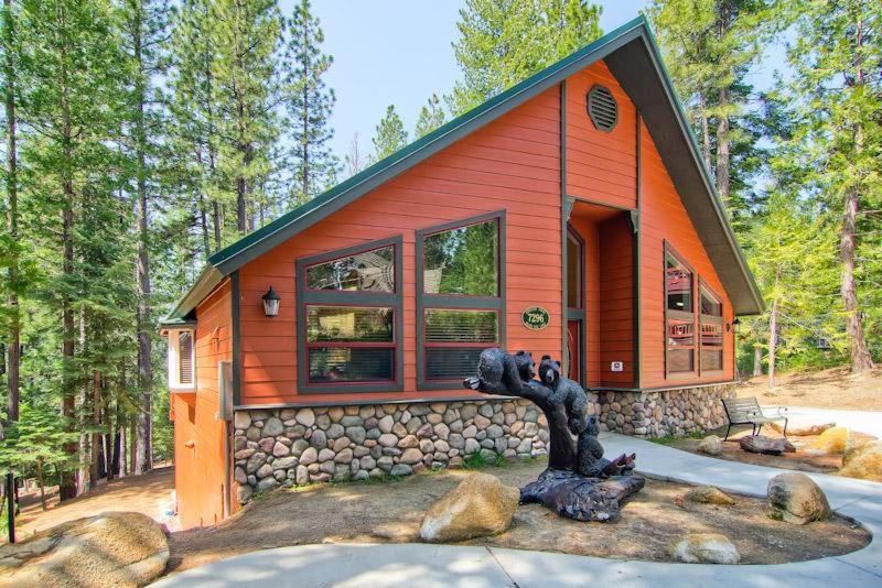une petite maison avec une statue en face de celle-ci dans l'établissement Serenity Pines, à Yosemite West