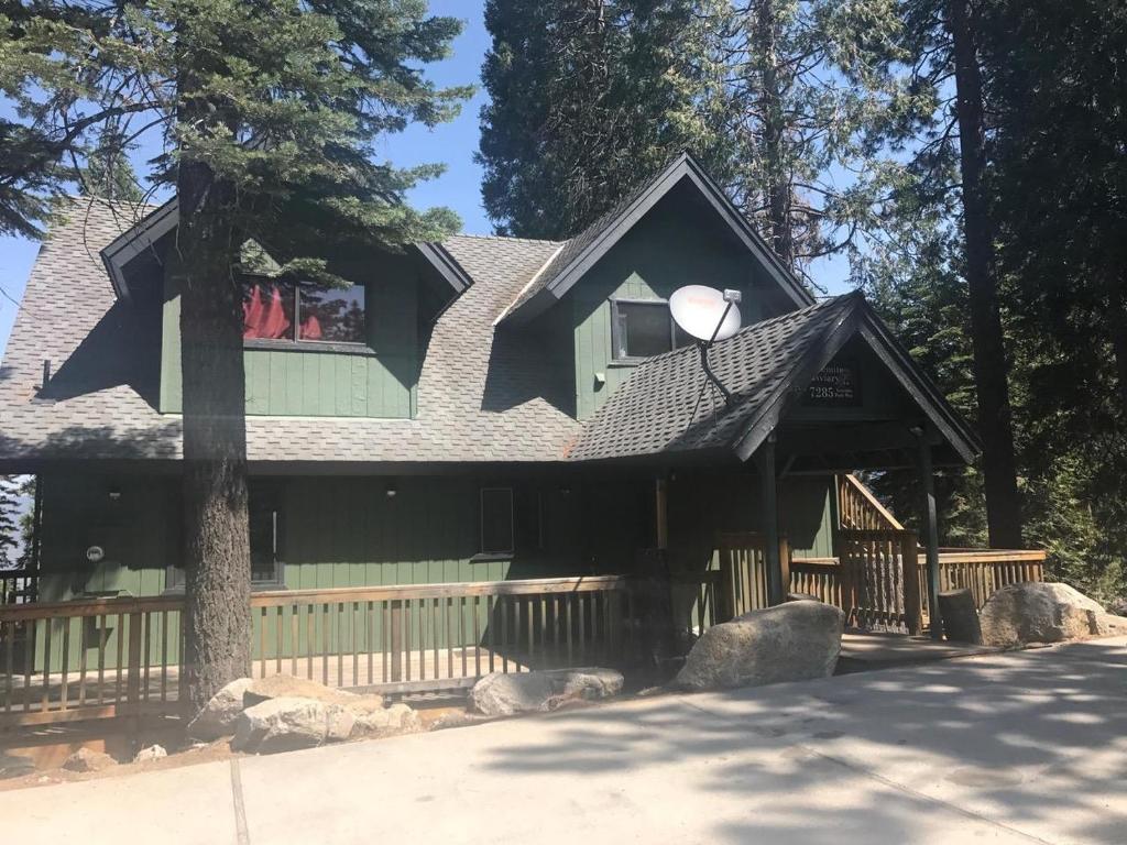 a green house with a gambrel roof at Yosemite Aviary in Yosemite West