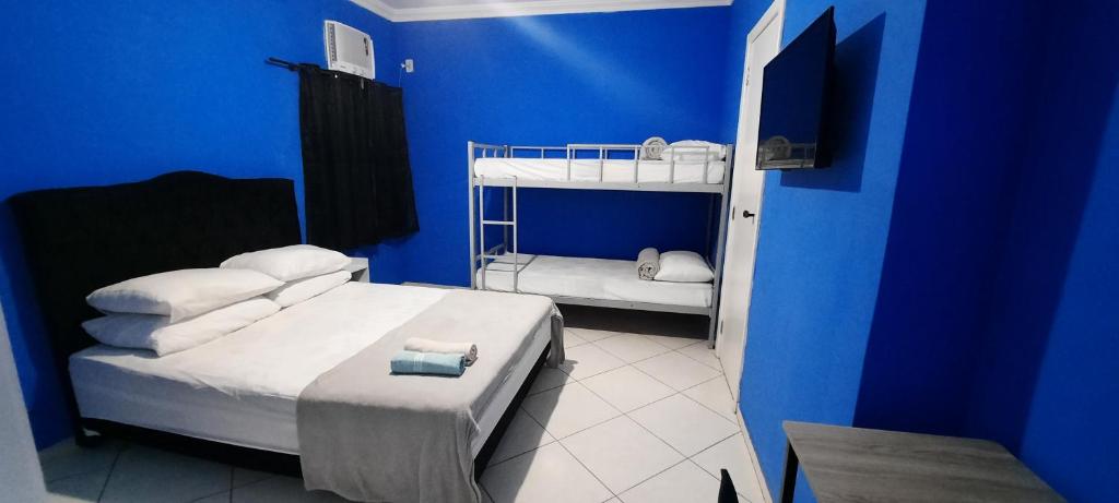 מיטה או מיטות קומותיים בחדר ב-Soul do Mar Hostel