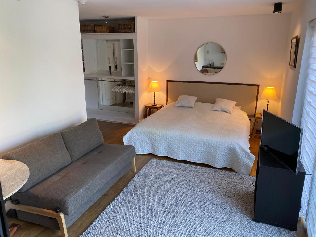 Postel nebo postele na pokoji v ubytování Horenbecca studio met tuin zwembad & bistro