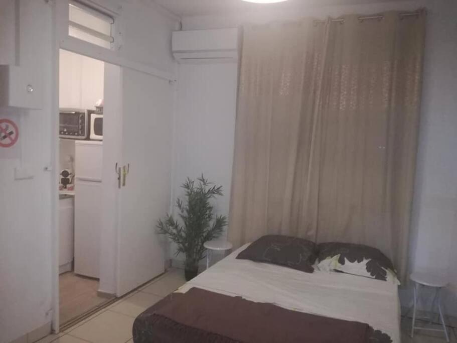 Ένα ή περισσότερα κρεβάτια σε δωμάτιο στο Studio meublé climatisé avec wifi à Desrochers Fort de France