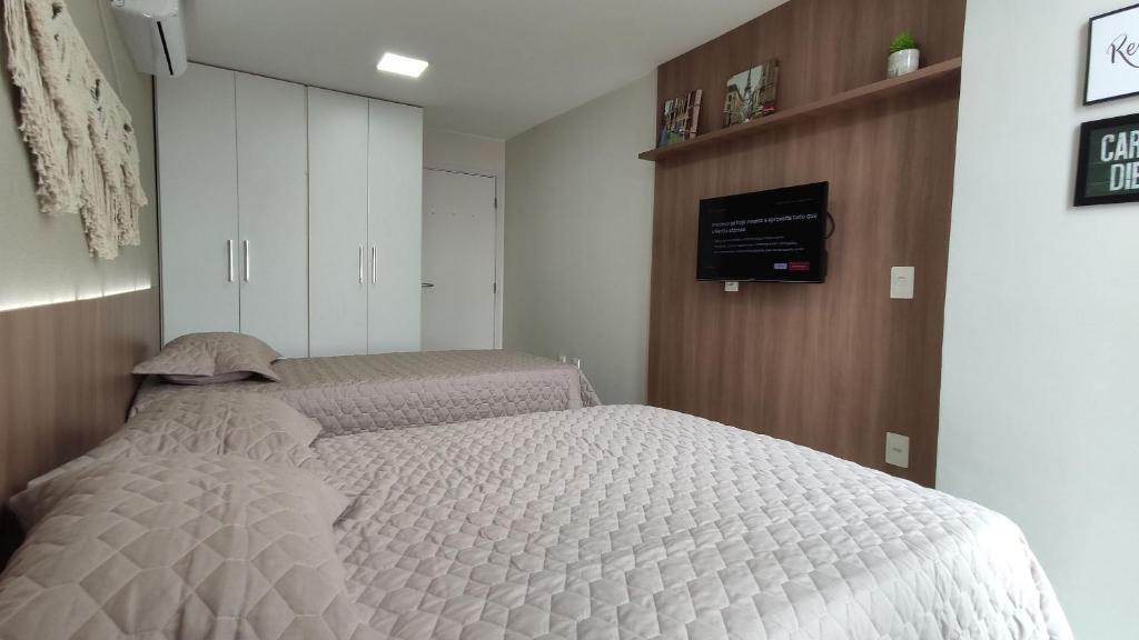 מיטה או מיטות בחדר ב-Areias do Mar ! Tranquilo e Espaçoso com Varanda A317