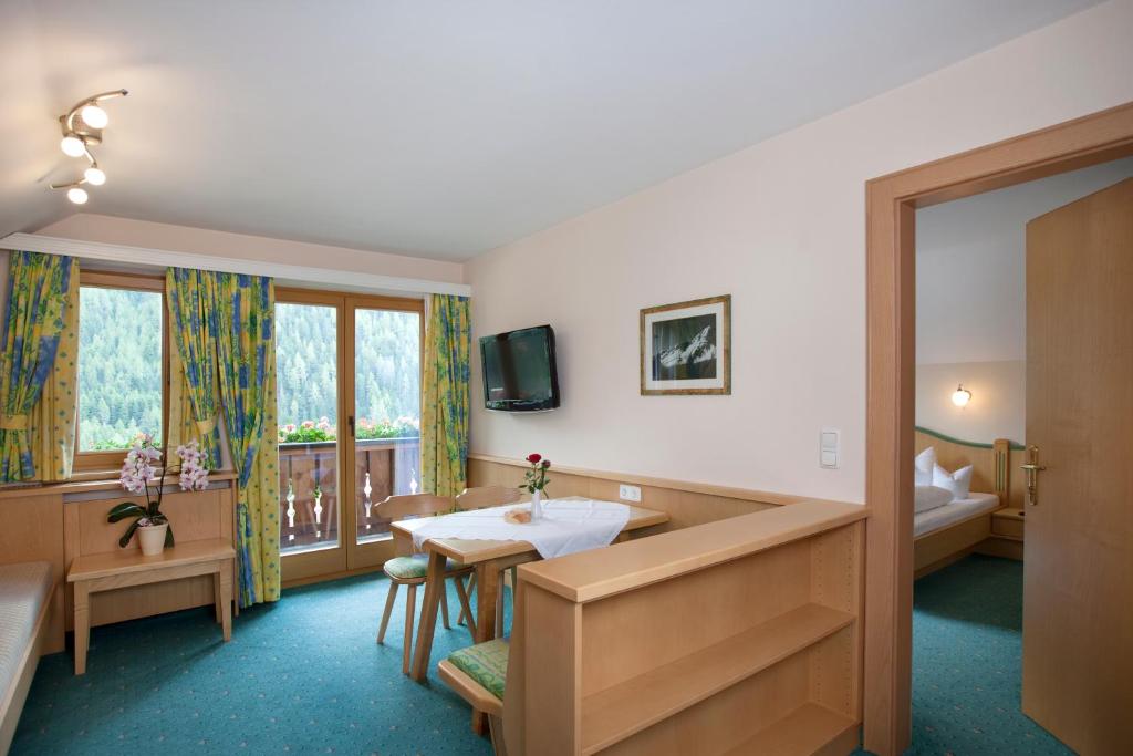 Hotel Die Arlbergerin - Design & Tiroler Gemütlichkeit - 15