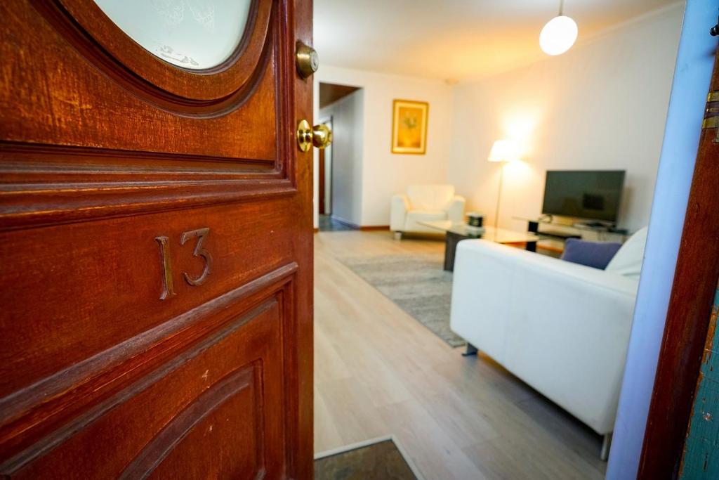 Habitación con puerta y sala de estar. en Adelaide Style Accommodation-Getaway in North Adelaide- close to city, en Adelaida