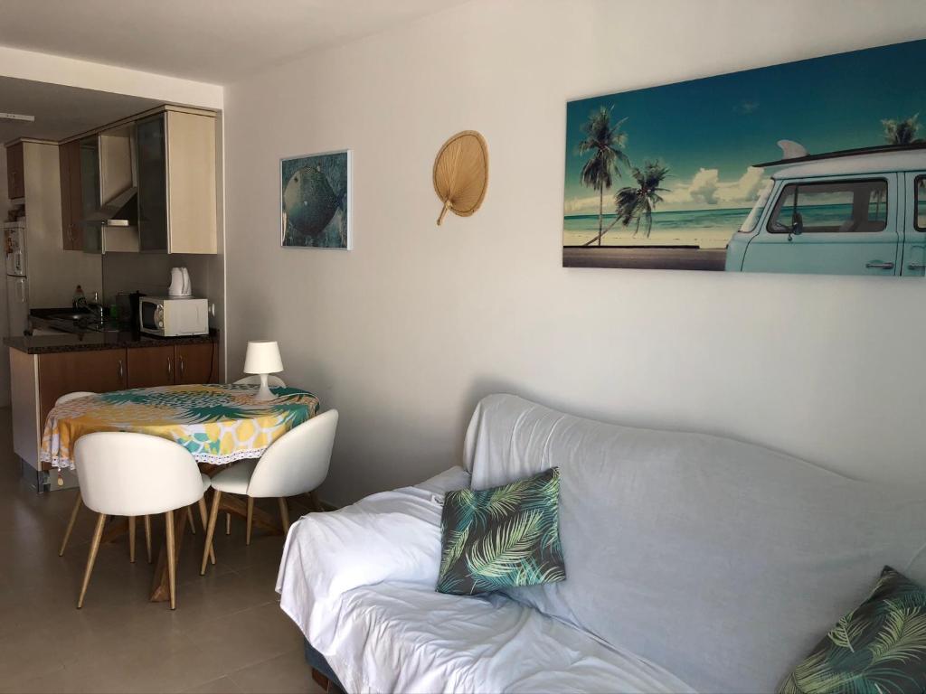 salon z kanapą i stołem w obiekcie Atico con piscina privada a 100m del mar w mieście Vera