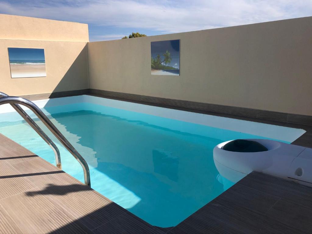 Basen w obiekcie Atico con piscina privada a 100m del mar lub w pobliżu