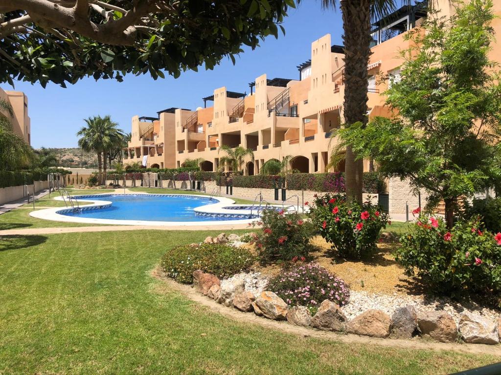 widok na ośrodek z basenem w obiekcie Atico con piscina privada a 100m del mar w mieście Vera