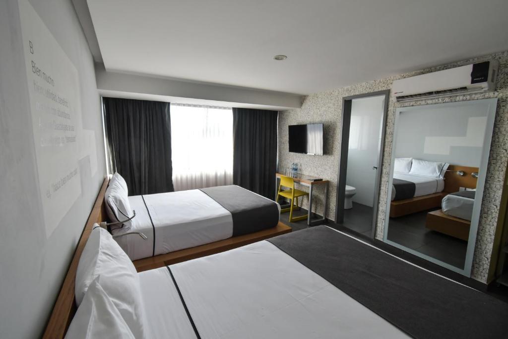 Postel nebo postele na pokoji v ubytování Hotel Perla Central