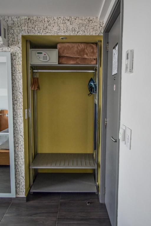 Palanda nebo palandy na pokoji v ubytování Hotel Perla Central