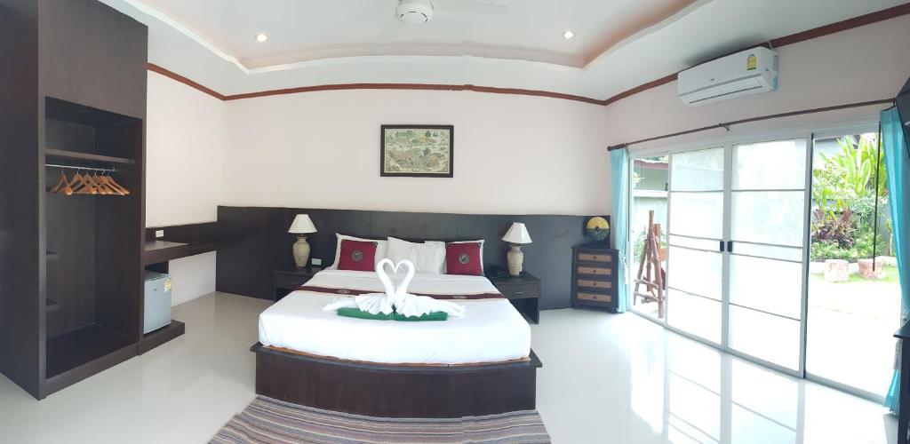 Postel nebo postele na pokoji v ubytování Khaolak Yama Resort - SHA Plus
