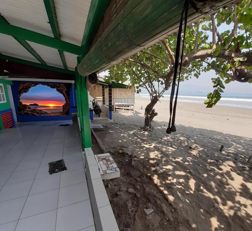 Citepus的住宿－Villa Family Pantai Citepus Pelabuhanratu，享有海滩景致的建筑