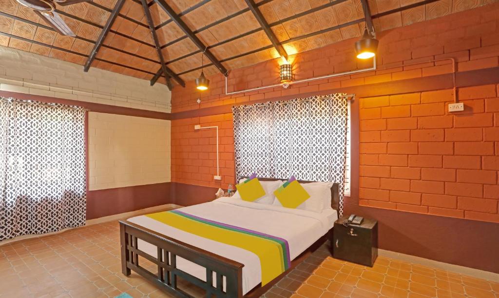 ein Schlafzimmer mit einem großen Bett in einem Zimmer in der Unterkunft Itsy By Treebo - Allaranda Homestay With Valley View in Madikeri