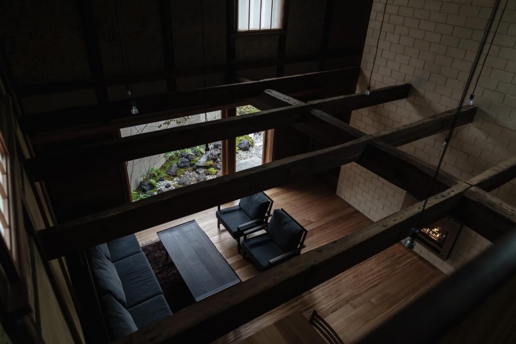 una vista aérea de una sala de estar con 2 sillas en 滔々 阿知の庄 蔵の宿 toutou Achinosho Kura no Yado, en Kurashiki