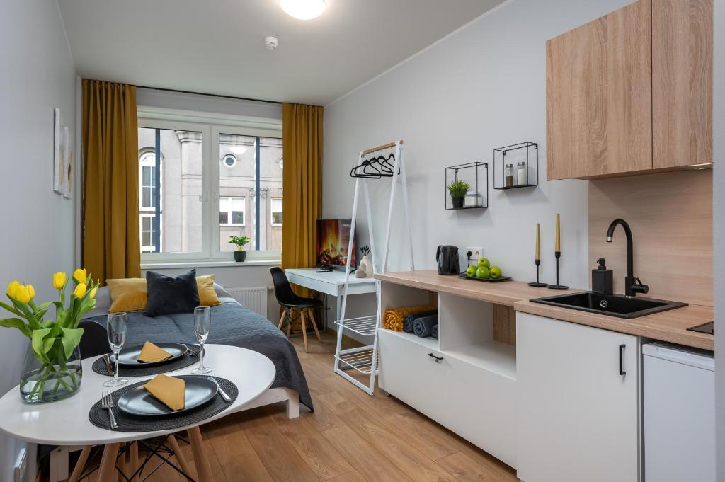 eine Küche und ein Wohnzimmer mit einem Tisch im Zimmer in der Unterkunft Cosy Pepleri place in Tartu