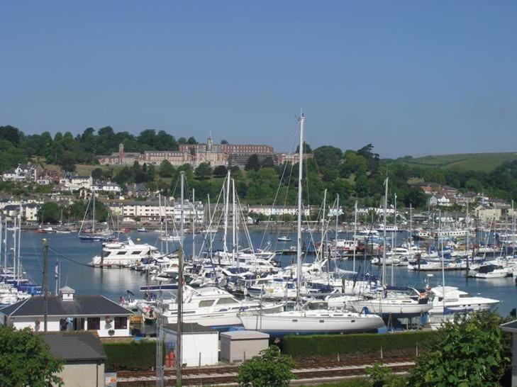 金斯維爾的住宿－Shipwrights - Views across the Marina and River Dart, perfect bolthole，停靠在港口的一群船