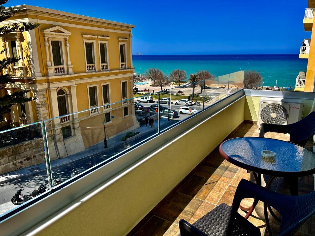 d'un balcon avec une table et une vue sur la rue. dans l'établissement Blue Elegance City Center Heraklion Apartment, à Héraklion
