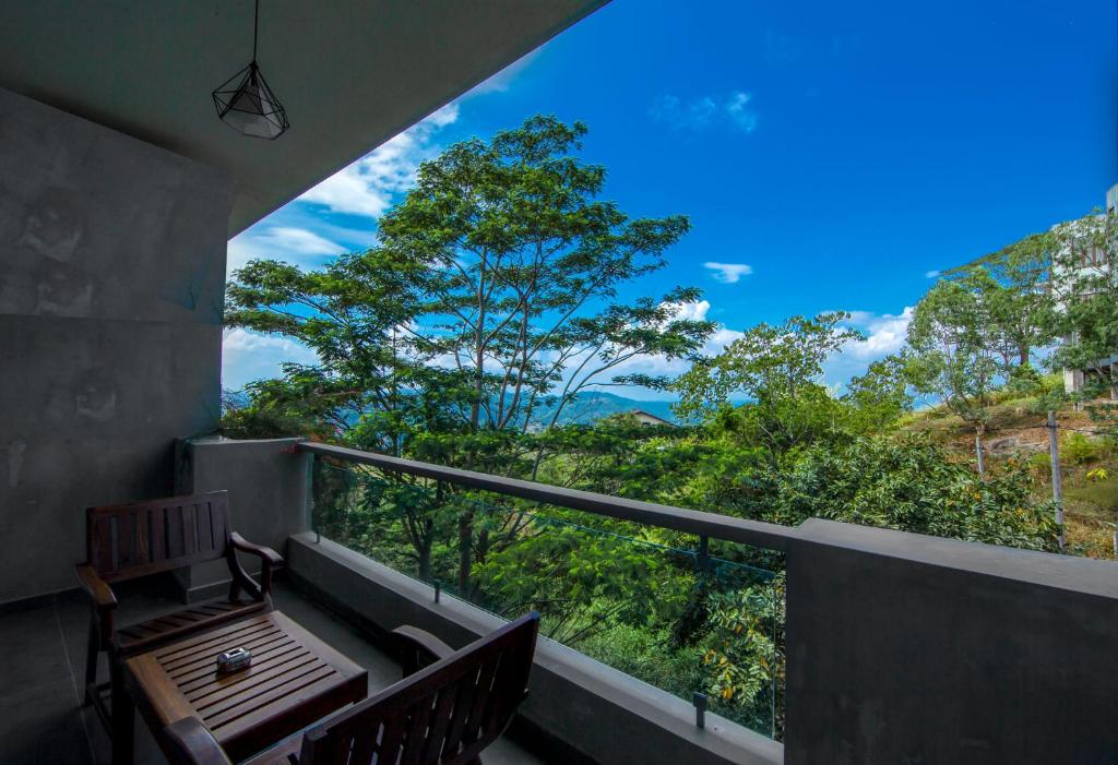 Balkón nebo terasa v ubytování Skyloft Kandy by Aaradhya