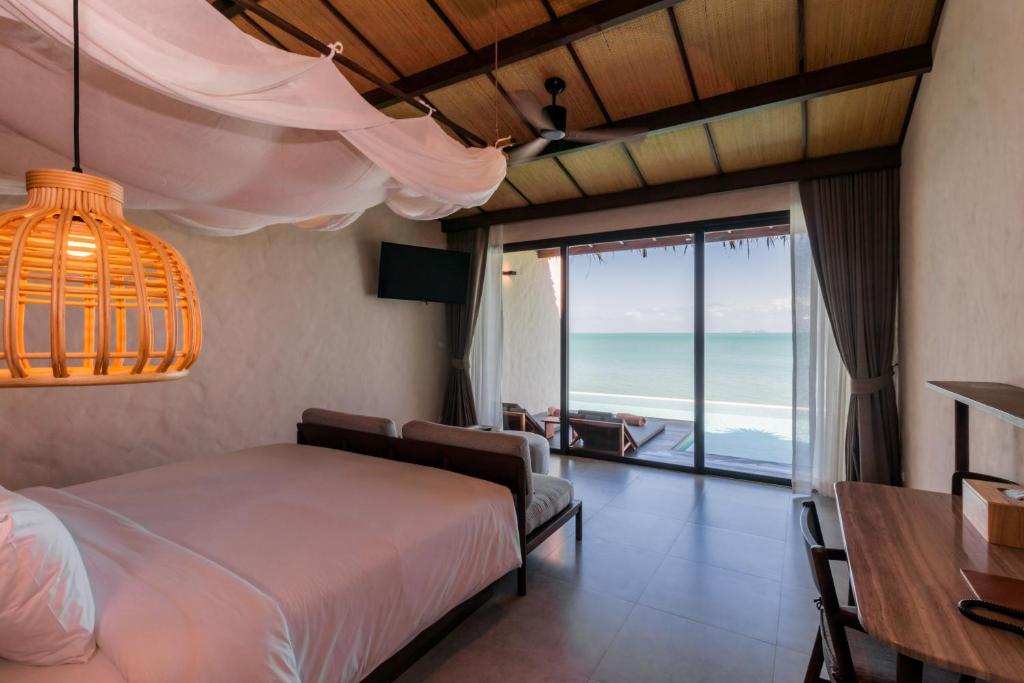 Postel nebo postele na pokoji v ubytování The Flow Samui Beach Resort