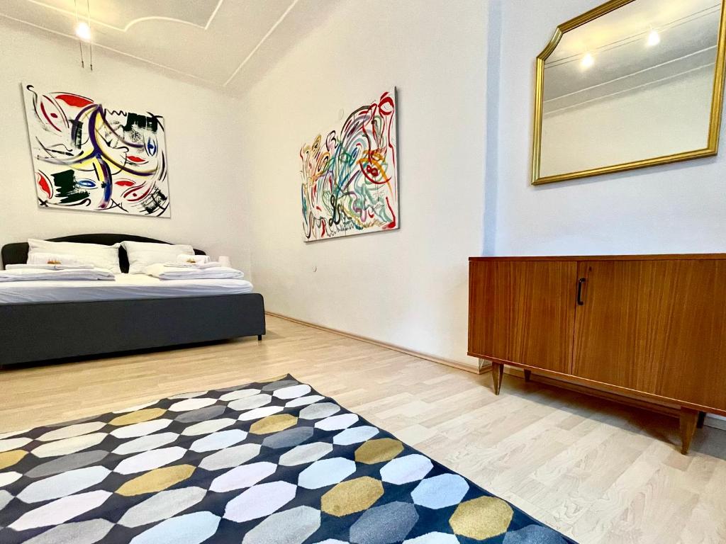 1 dormitorio con cama, tocador y espejo en Apartment zum Schlossberg - Top 1 self check-in, en Graz