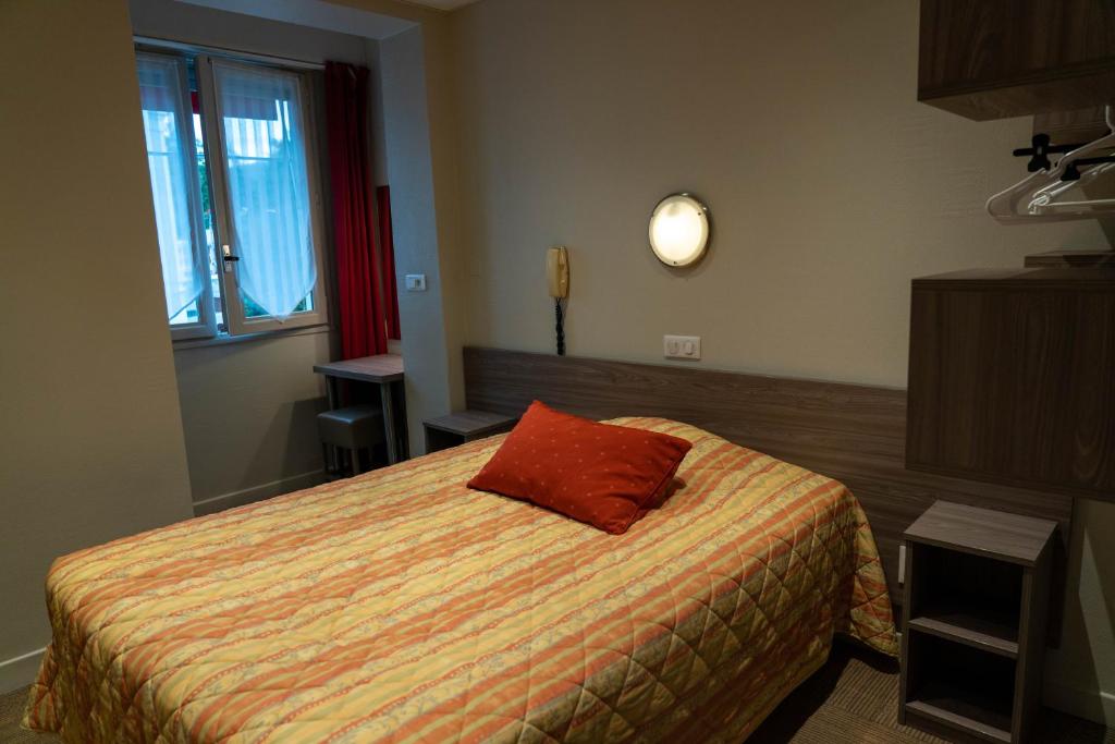 Postel nebo postele na pokoji v ubytování Au Primerose Hôtel