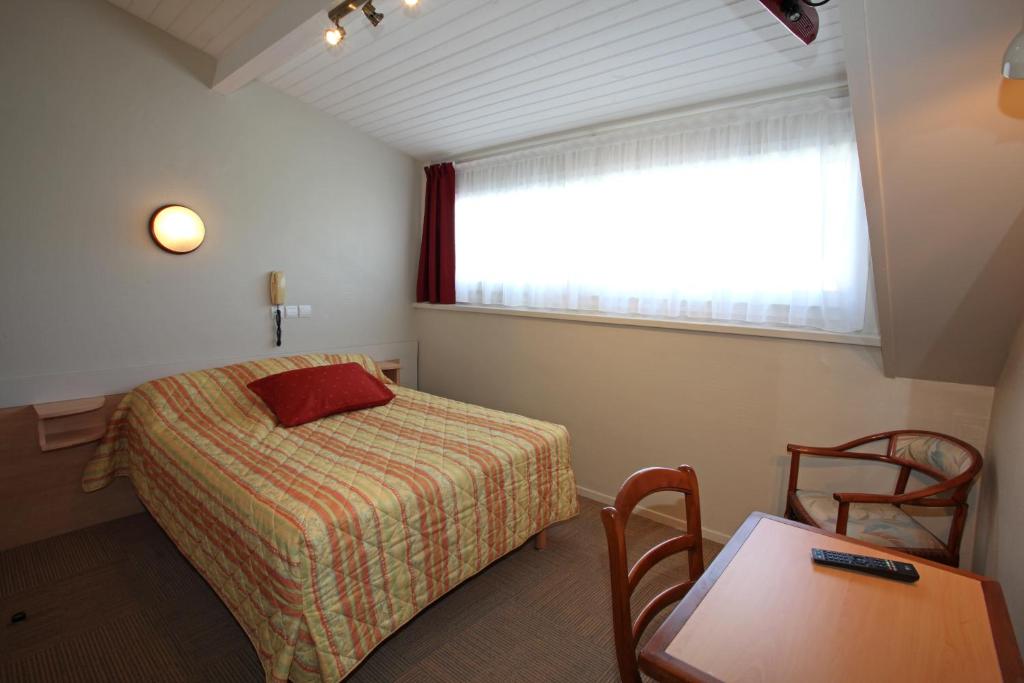 Postel nebo postele na pokoji v ubytování Au Primerose Hôtel