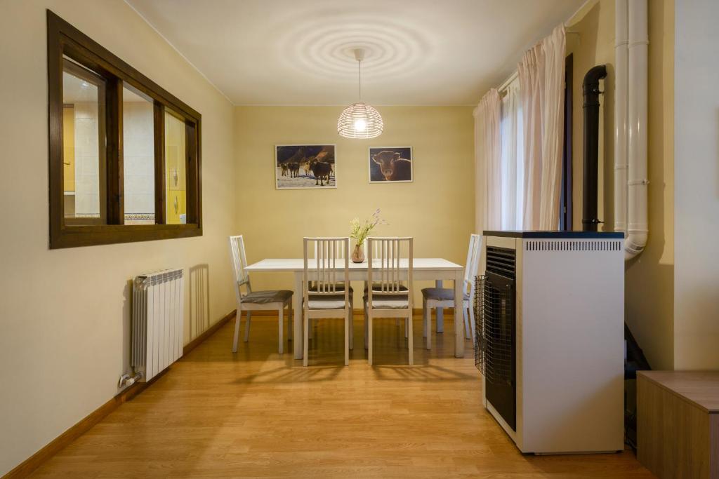 Fotografie z fotogalerie ubytování CASA CON JARDIN EN HECHO v destinaci Hecho