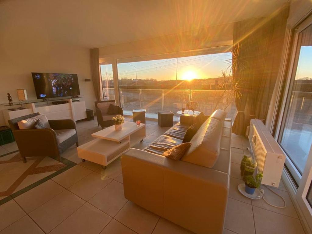 TV a/nebo společenská místnost v ubytování SunnySide-of-TheSea - with open view on nature, big terraces all around - very close to sea, beach, stores, restaurants & beach bars