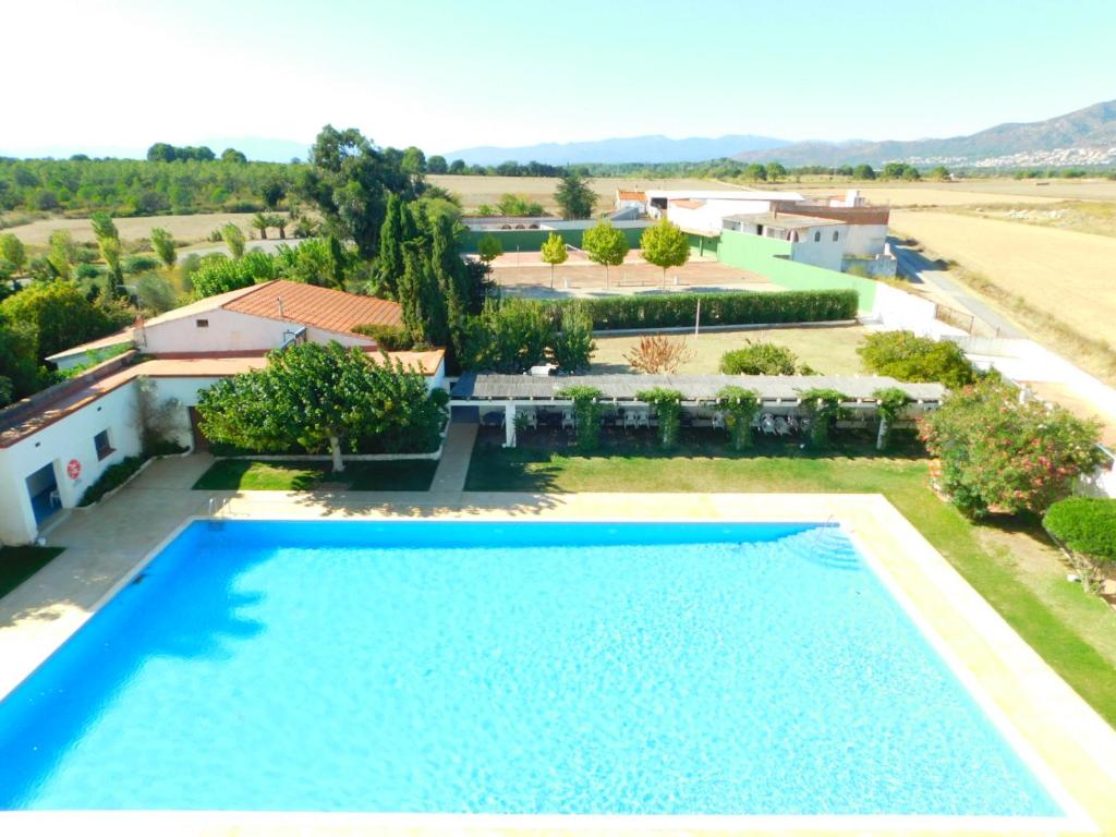 una vista aérea de una piscina frente a una casa en GMID IMMO Estudio Ed La Masia, en Roses