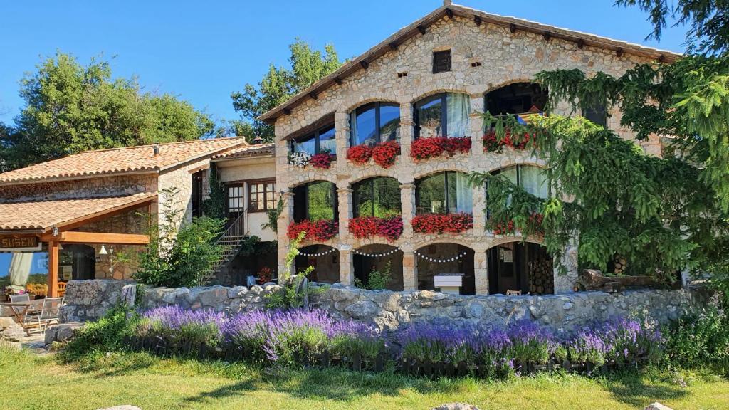 una casa con flores delante en Camping Susen, en Saldes