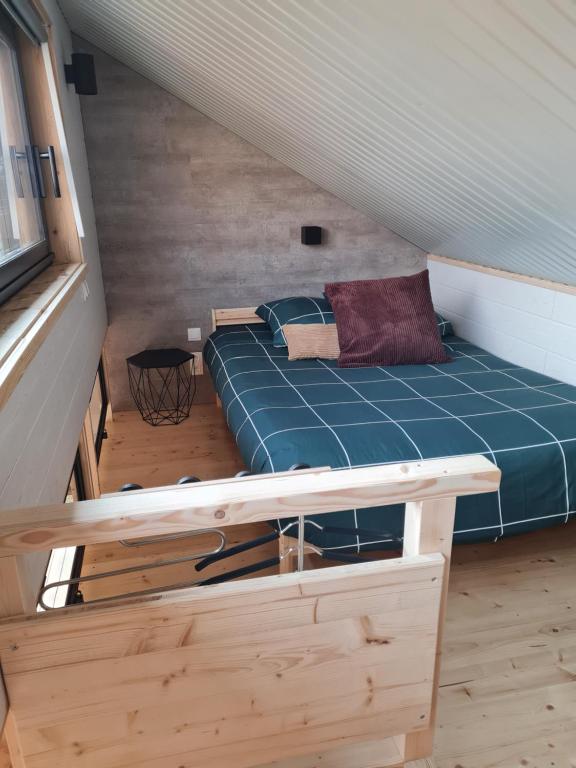 uma cama no meio de um quarto em Bienvenue dans la COSY BOX, micro maison agréable em Wittisheim