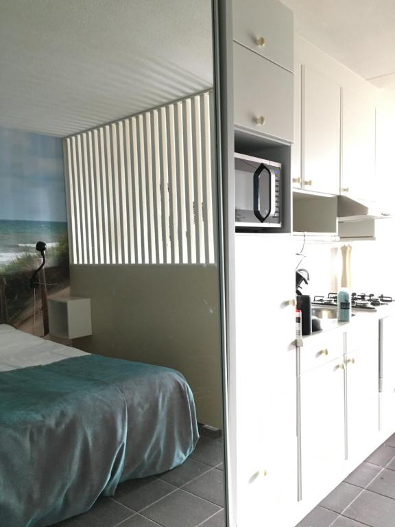 Kuchyň nebo kuchyňský kout v ubytování Fijne Studio aan zee