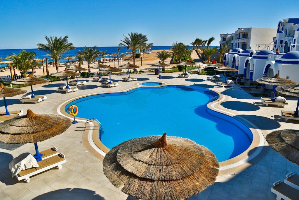 Bazén v ubytování Coral Sun Beach nebo v jeho okolí