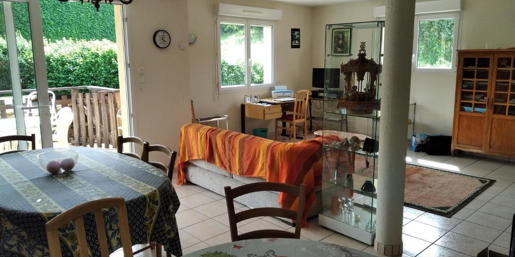 un salon avec une table et un canapé dans l'établissement Namaste, à Nans-sous-Sainte-Anne
