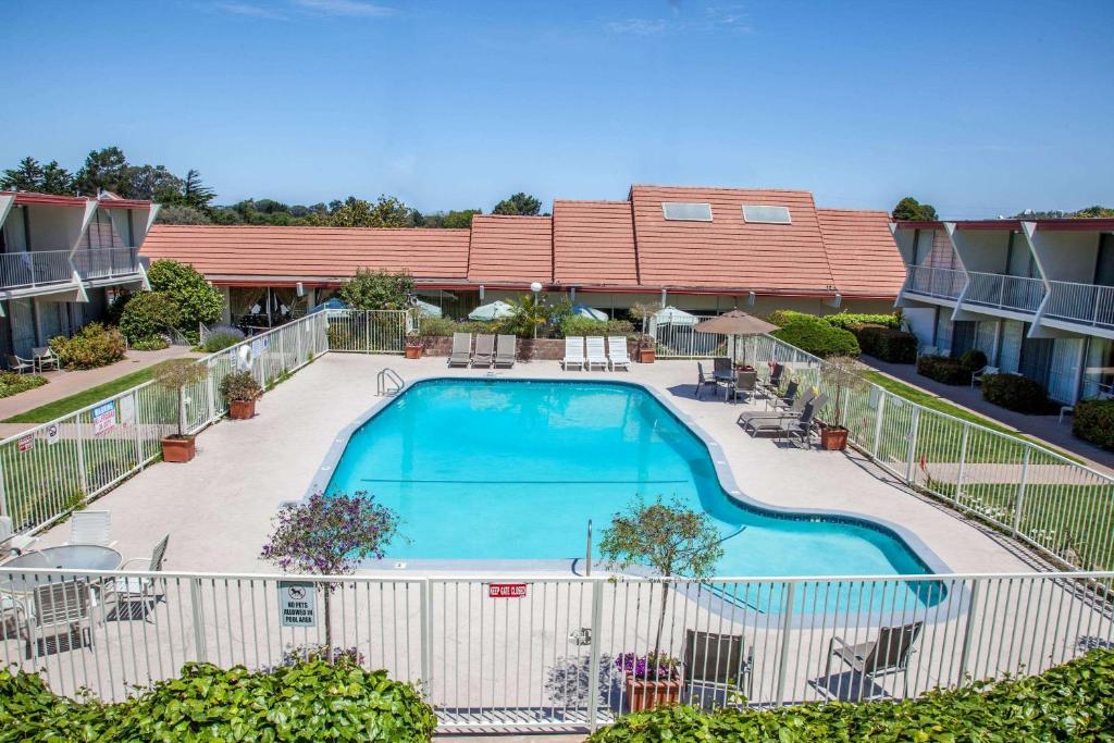 una imagen de una piscina en un complejo de apartamentos en Travelodge by Wyndham Monterey Bay en Monterey