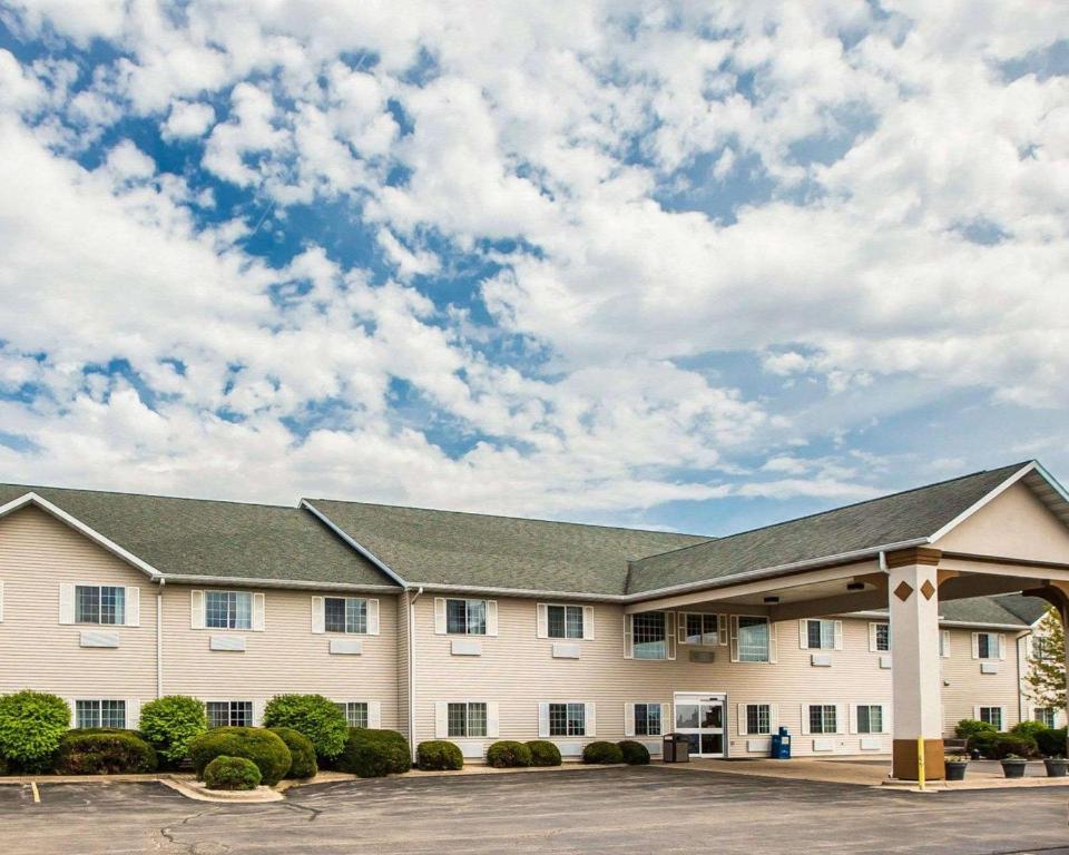 a large apartment building with a parking lot at Quality Inn & Suites Dixon near I-88 in Dixon