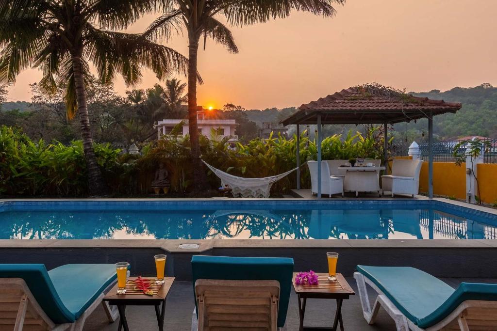 Hồ bơi trong/gần StayVista at Waterlily with Free Breakfast & Pvt Pool