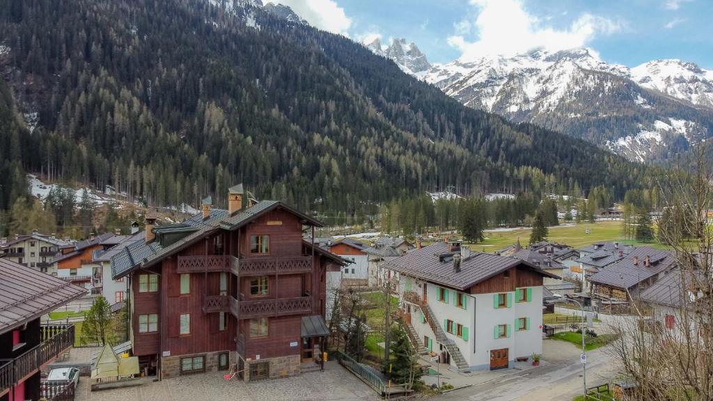 ファルカーデにあるCasa Mulazの山前の町の空中風景