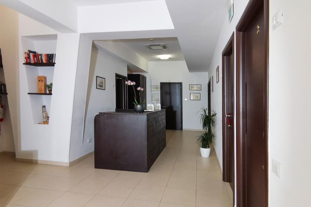 corridoio con scrivania al centro di una stanza di Hotel Poetto a Cagliari