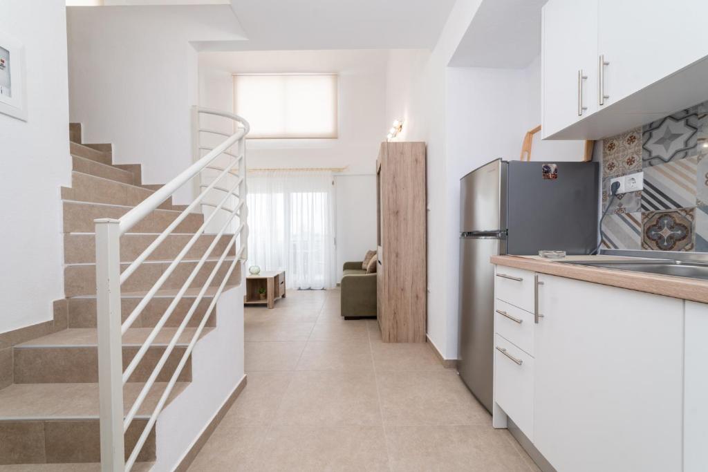 Kuchyň nebo kuchyňský kout v ubytování Nefeli & Nefeli Luxury Residential Complexes
