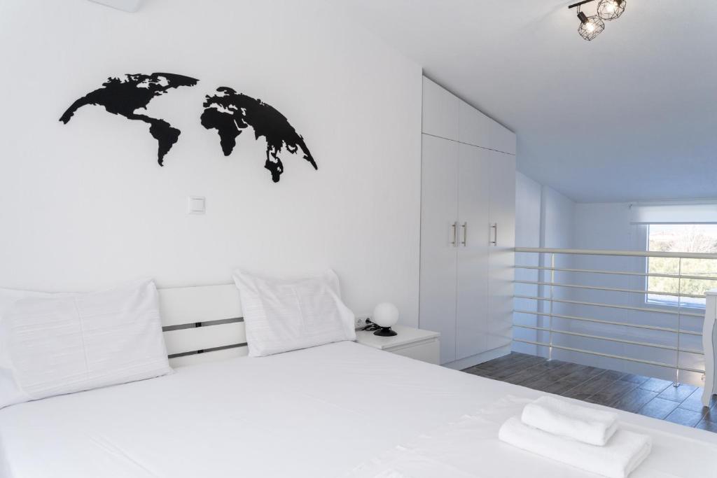 Postel nebo postele na pokoji v ubytování Nefeli & Nefeli Luxury Residential Complexes