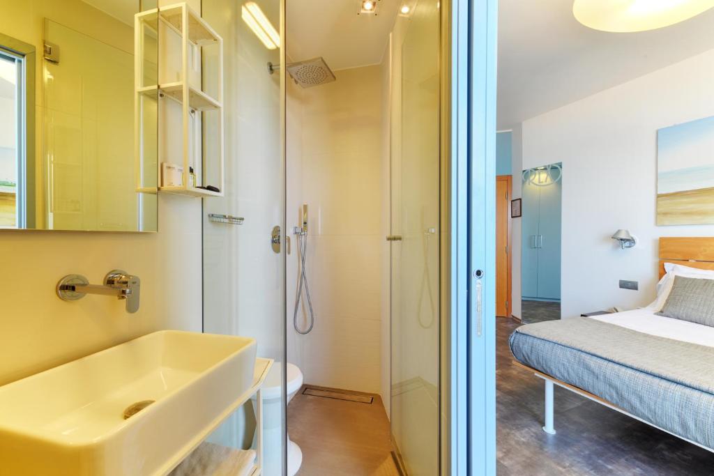 Postel nebo postele na pokoji v ubytování Hotel Rex - Fronte mare Riccione