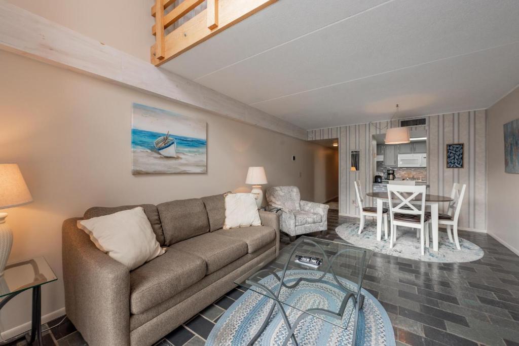 ein Wohnzimmer mit Sofa und Tisch in der Unterkunft 304C One Bedroom One Bath in Oakland