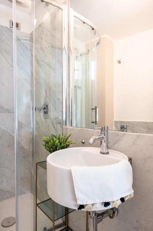 A bathroom at Moncada Suites & Apartments