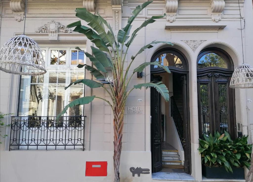 a palm tree in front of a building at Hotel Costa Rica in Buenos Aires