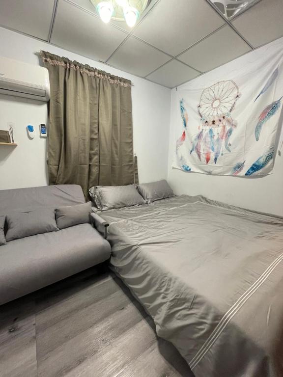 a room with two beds and a painting on the wall at 綠島-Hi Young 漾 in Green Island