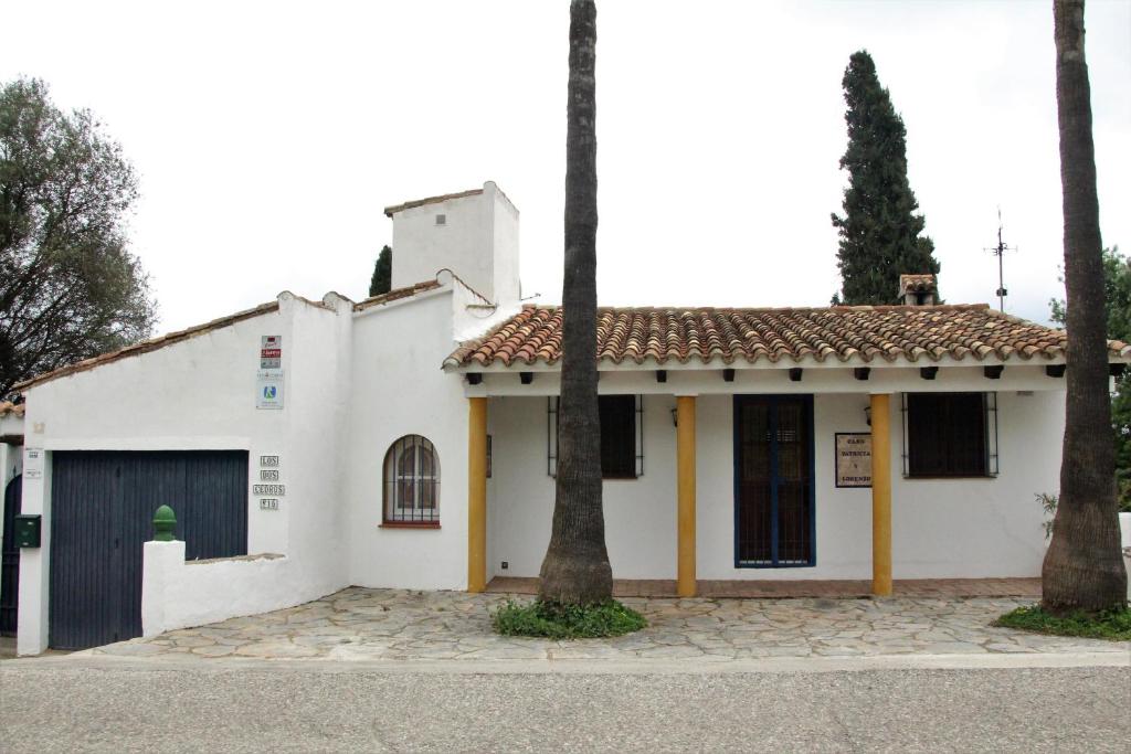 un edificio bianco con due palme di fronte di LOS DOS CEDROS a San Pablo