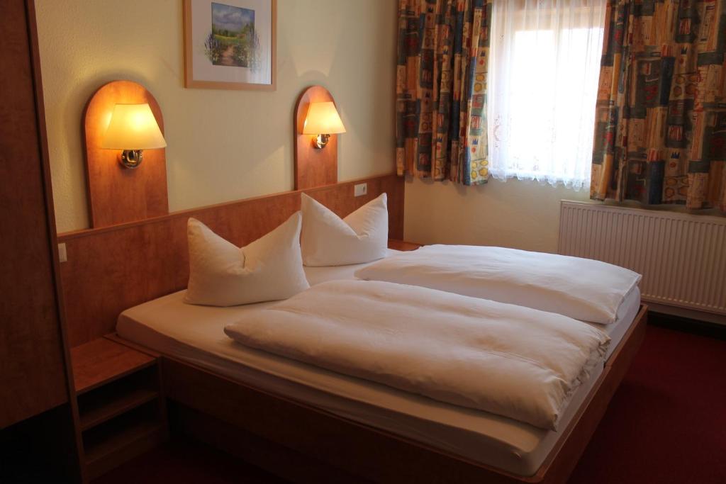 Postel nebo postele na pokoji v ubytování Gasthaus& Pension Zum Roten Haus