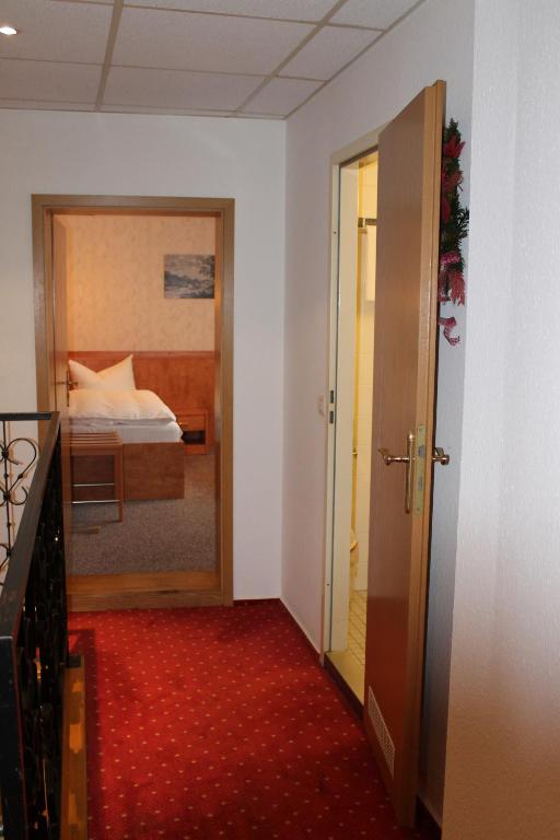 Postel nebo postele na pokoji v ubytování Gasthaus& Pension Zum Roten Haus