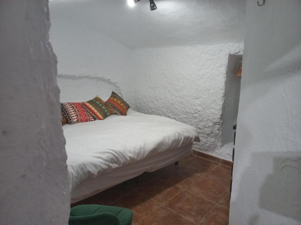 Postel nebo postele na pokoji v ubytování Cuevas Barrio Las Santas