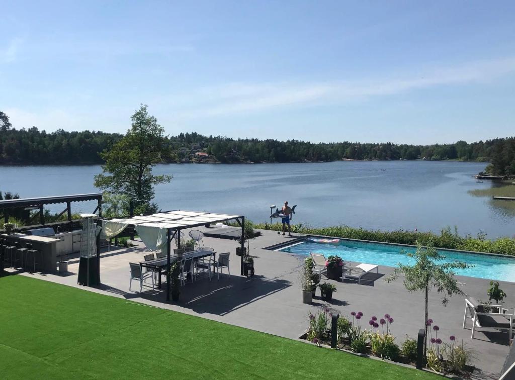 Utsikt mot bassenget på Exclusive Lakefront Mansion with pools in Stockholm eller i nærheten